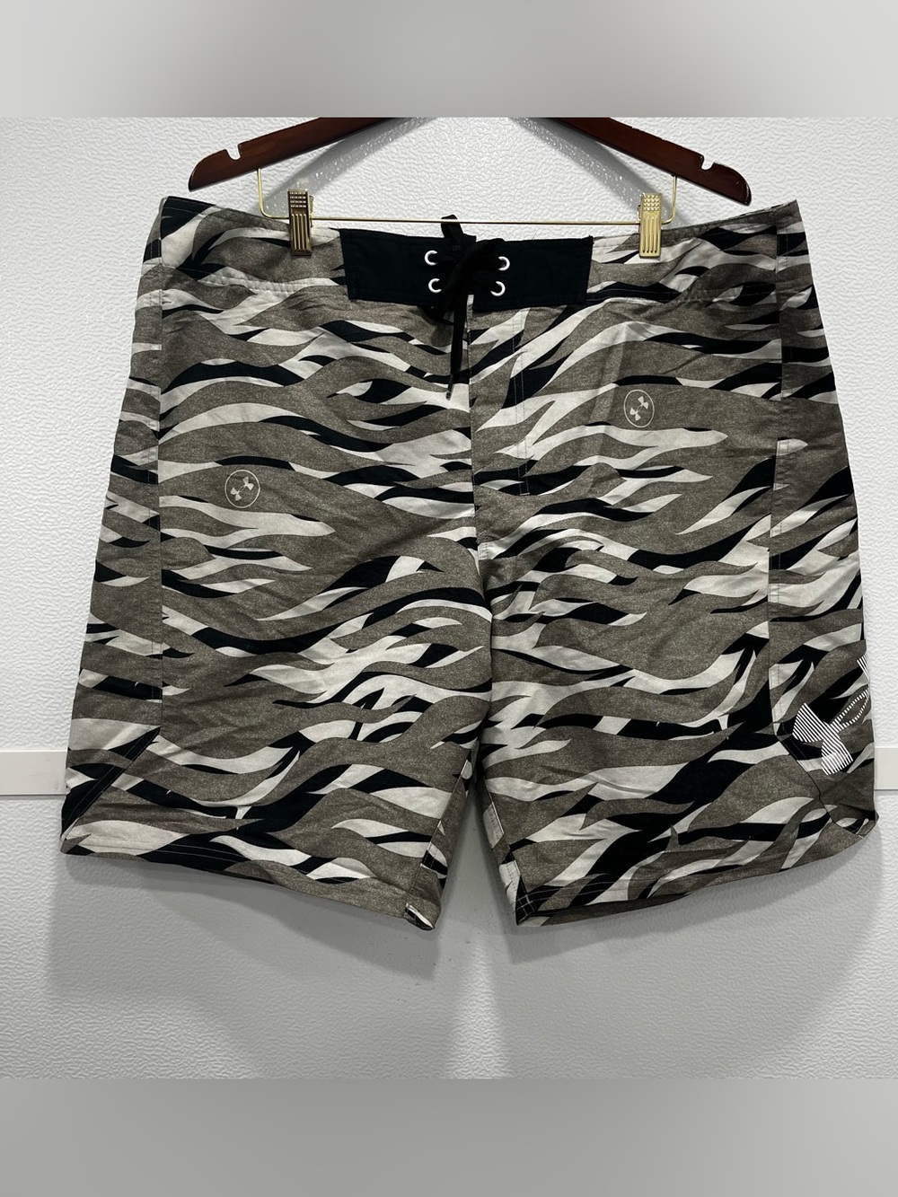 Under Armour Men’s Black & Gray Camo Swim Board Shorts. Sz 42 Loose